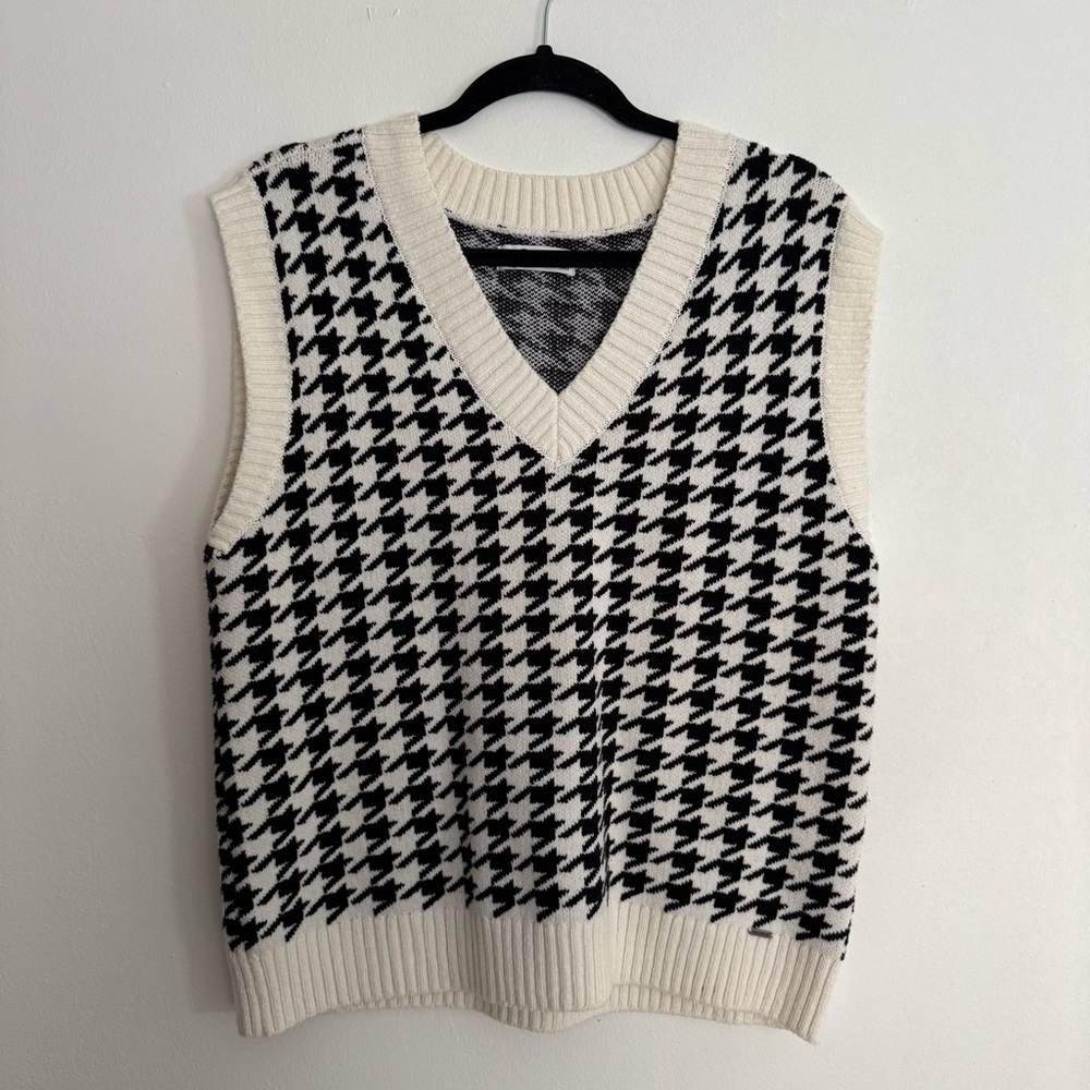 Hollister Cream and Black Knit Vest